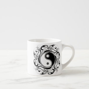 Yin & Yang-symbol svart och vit tatueringsstil Espressomugg