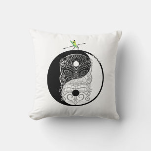 Yin Yang Tiki Warrior Mask Kudde