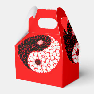 Ying yang circles på rött presentaskar