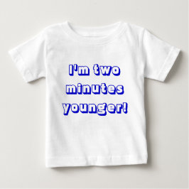 Yngre pojke, jag är två minuter yngre! t shirt