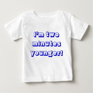 Yngre pojke, jag är två minuter yngre! t shirt