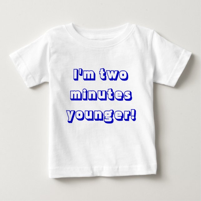 Yngre pojke, jag är två minuter yngre! t shirt (Framsida)