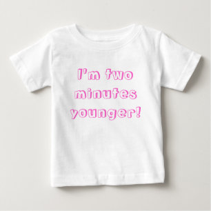 Yngre tvillingflicka... Jag är två minuter yngre! T Shirt