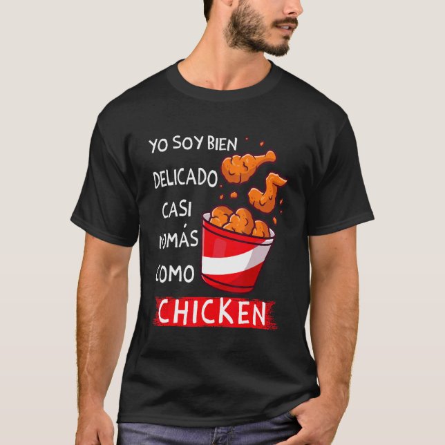 Yo soy bien delicado nomas como chicken Rolig span T Shirt (Framsida)
