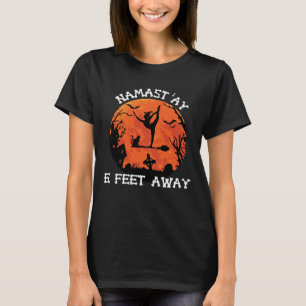 Yoga Älskare Namaste 6 Feet Away Halloween T-Shirt