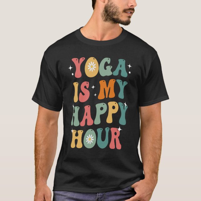 Yoga är My Lycklig Hour Funny Groovy Retro Meditat T Shirt (Framsida)
