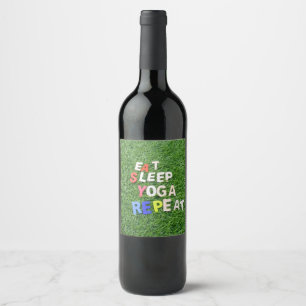 Yoga äter golfrepetering på grönt vinflaska etikett