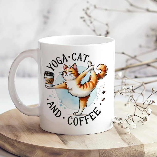 "Yoga Cat and Coffee" Funny Cat Lovers Kaffemugg ("Yoga Cat and Coffee" Funny Cat Lover's Coffee Mug on a boho kitchen table with tiny flowers)