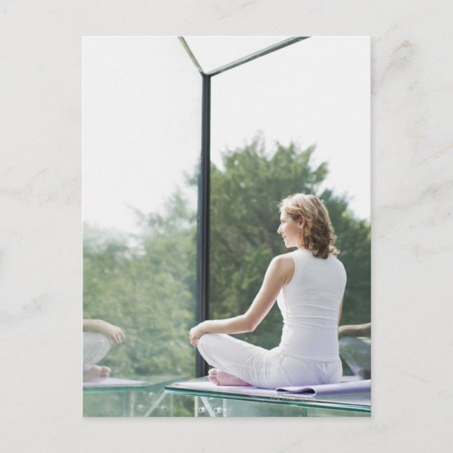 Yoga för kvinnlig praktik vykort (Framsida)