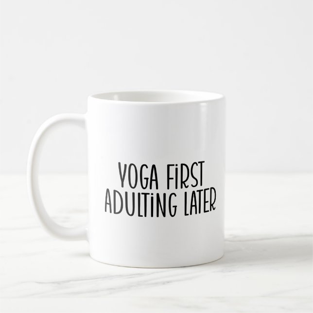 Yoga först, adulerar senare kaffemugg (Vänster)