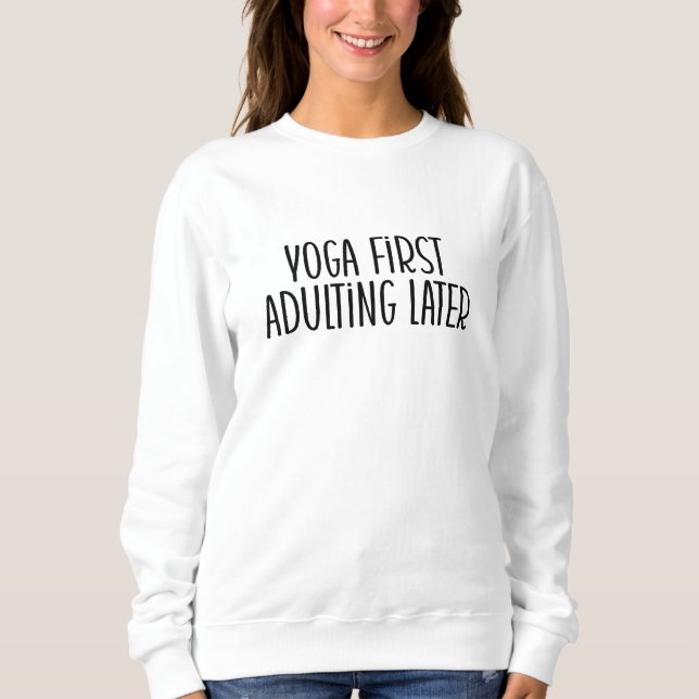 Yoga först, adulerar senare t shirt (Framsida)