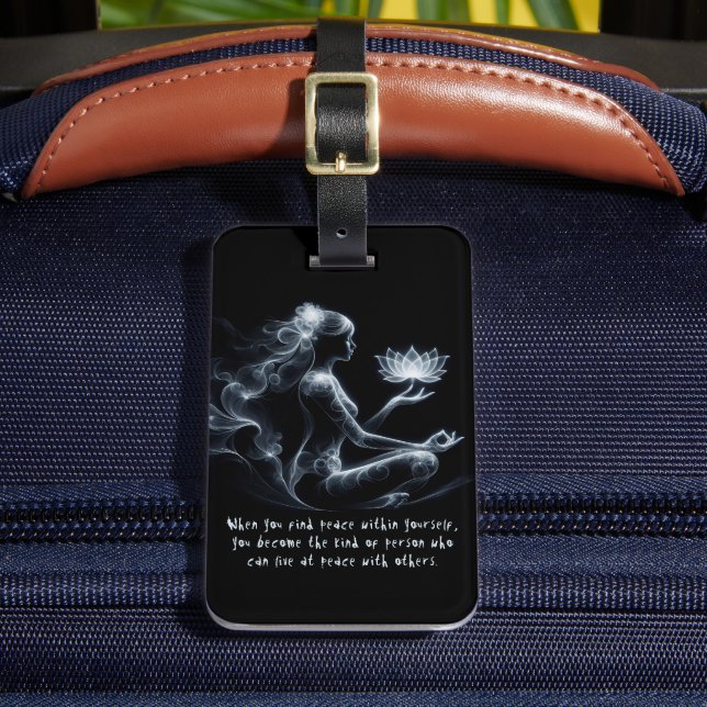 Yoga Instructor Lotus Meditation Pose Glowing Mist Bagagebricka (Framsida Insitu 2)