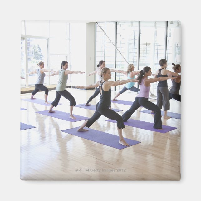 Yoga-instruktör undervisar en kvinnlig klass magnet (Framsidan)