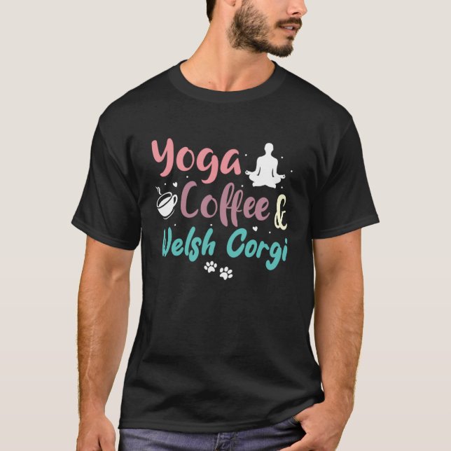 Yoga Kaffe Och Wales Corgis T Shirt (Framsida)