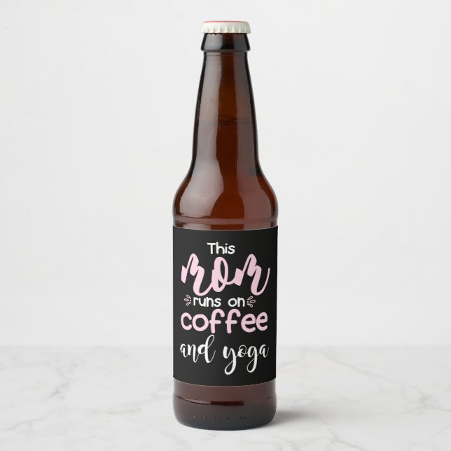 Yoga Lover | This Mom Runs On Coffee And Yoga Ölflaska Etikett (Framsida)