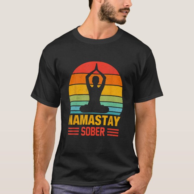 Yoga Meditate Exhale Inhale Tipsy Drinking Namasta T Shirt (Framsida)