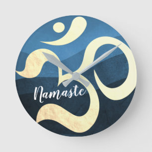 Yoga Meditation Instructor Blue och Guld OM Symbol Rund Klocka