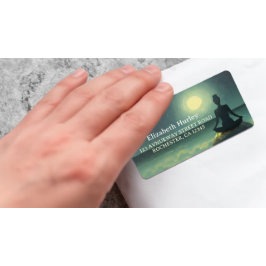 Yoga Meditation Pose på Sten Full Moon Stars Natt Adressetikett