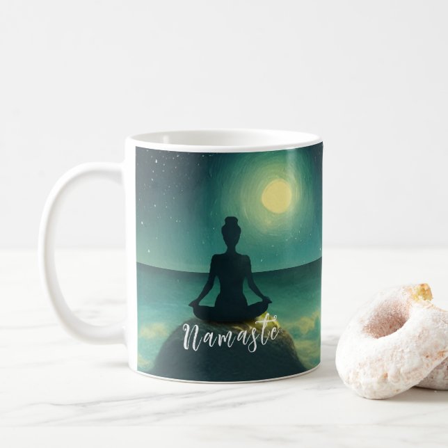 Yoga Meditation Pose på Sten Full Moon Stars Natt Kaffemugg (Med munk)