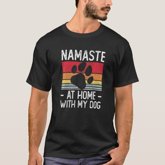 Yoga Namaste hem med min Hund T Shirt (Framsida)