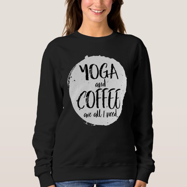 Yoga och kaffe är allt jag behöver koffeinnamnkast t shirt (Framsida)