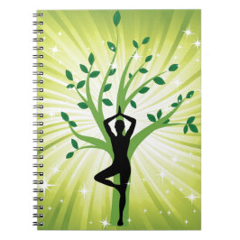 Yoga på grönt med det växande träd anteckningsbok med spiral
