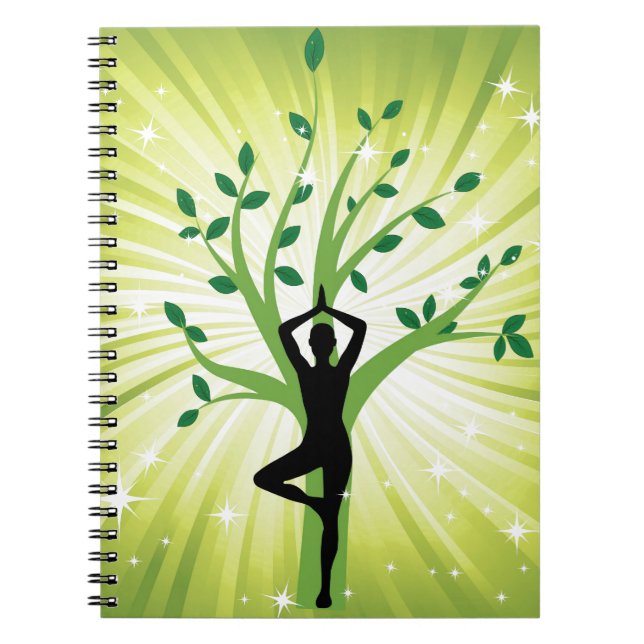 Yoga på grönt med det växande träd anteckningsbok med spiral (Framsidan)