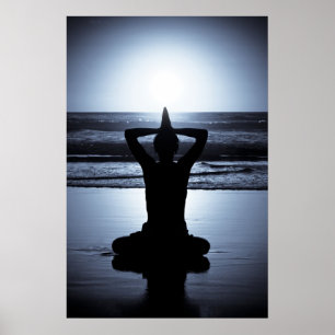 Yoga på natten på stranden med måne reflekti från  poster