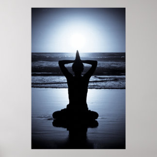 Yoga på natten på stranden med måne reflekti från  poster