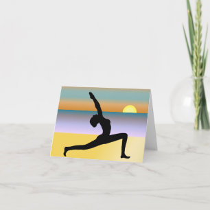 Yoga på posera för strandkvinna noterar kortet kort