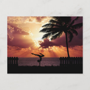 Yoga på stranden vid Sunset Vykort