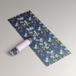 Yoga para mujer con delicadas flores sobre azul