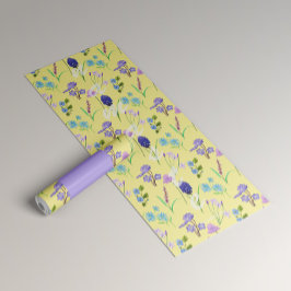 Yoga para mujer con flores sobre amarillo