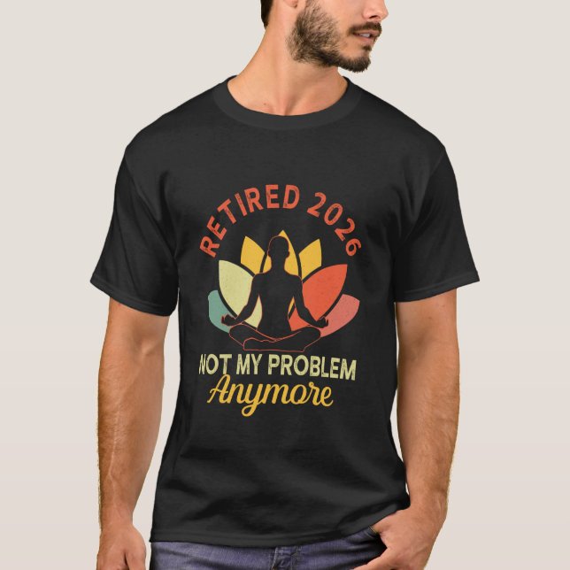 Yoga Pensionerad 2026 Inte Mitt Problem Längre Pen T Shirt (Framsida)
