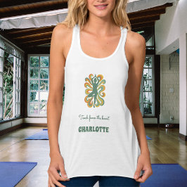 Yoga pose swirls retro green orange name slogan linne med racerback 