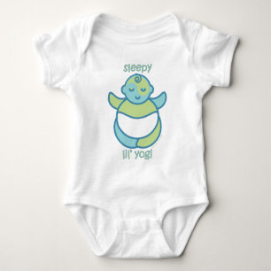 Yoga talar babyen: Sömnig Lil Yogi T-shirt