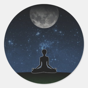Yoga under Måne Runt Klistermärke