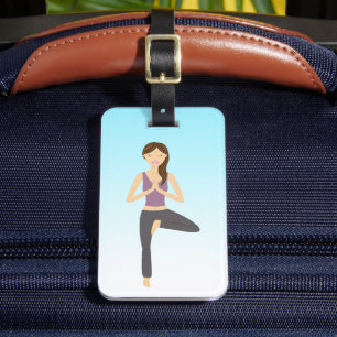 Yogakvinna i trädposition bagagebricka