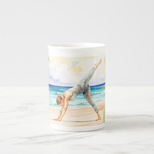 Yogaställning vid stranden  benporslin mugg (Framsidan)