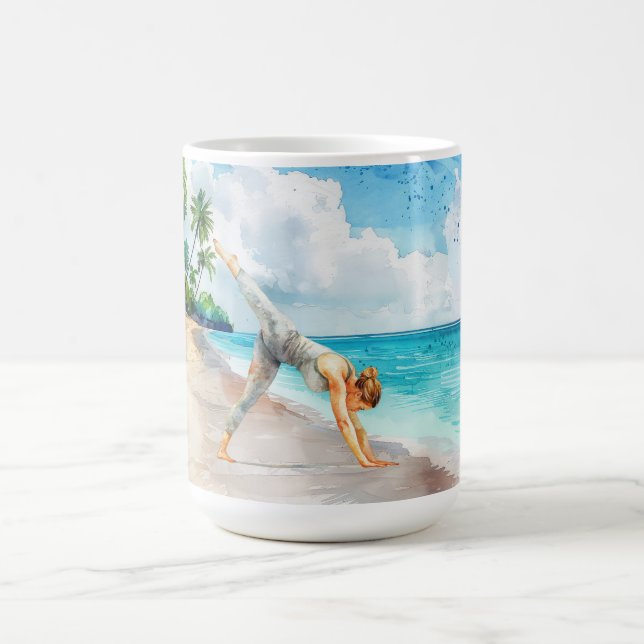 Yogaställning vid stranden  kaffemugg (Center)