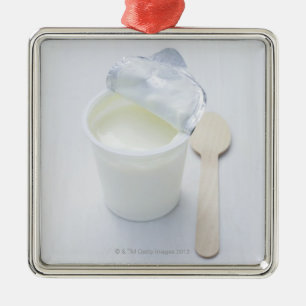 Yoghurt i öppnad disponibel kopp julgransprydnad metall