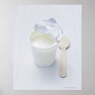 Yoghurt i öppnad disponibel kopp poster