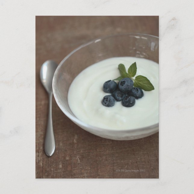 yoghurt med blåbär på bord vykort (Framsida)