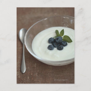 yoghurt med blåbär på bord vykort