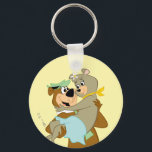 Yogi Bear Carshing Cindy Bear Nyckelring<br><div class="desc">Fira kärlek och vänskap med den här fina Yogi Bear and Cindy Bear-designen! Yogi lyfter Cindy i en ljuvlig och lekfull konst. Den här hjärtekonsten fångar deras charmerande roligt av romantik och klassisk tecknad. Med ett dynamiskt färg och en återanimering stil är denna nostalgiska utformning perfekten för fläkt av Jellystone...</div>