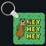 Yogi Bear Hallå! Nyckelring<br><div class="desc">Ge Jellystone Park energi till liv med den djärva och roligt Yogi Bear-konstruktionen! Yogi har en trygg attityd vid sidan av hans namnteckning slagord "Hej, hej, ". Den här teckningen poppar med en pulserande grönt-polka punktbakgrund och slående gult. Genom att fånga återanimeringen stil och den klassiska tecknadens lekande anda är...</div>