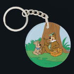 Yogi Bear och Boo-Boo Picnic Snack<br><div class="desc">Gå med Yogi Bear och Boo Boo för en klassisk jellystone Park-symbol i den här roligten och nostalgisk design! Yogi Bear med sin namnteckning flin, en picknick fullt av gudar och Boo Boo njuter lyckligtvis av ögonblicket, den här teckningen fångar perfekt den lekfulla och eländiga andan i den älskade tecknaden...</div>