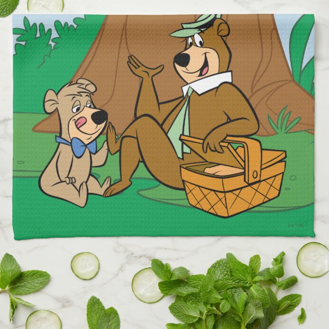 Yogi Bear och Boo-Boo Picnic Snack Kökshandduk (Vikta)