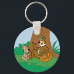 Yogi Bear och Boo-Boo Picnic Snack Nyckelring<br><div class="desc">Gå med Yogi Bear och Boo Boo för en klassisk jellystone Park-symbol i den här roligten och nostalgisk design! Yogi Bear med sin namnteckning flin, en picknick fullt av gudar och Boo Boo njuter lyckligtvis av ögonblicket, den här teckningen fångar perfekt den lekfulla och eländiga andan i den älskade tecknaden...</div>