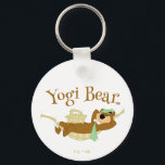 Yogi Bear Picnic Hammock Nap Time Nyckelring<br><div class="desc">Njut av roligten Yogi Bear-teckningen med den lovliga björnklumpen i en hammock gjord av en picknickig basket! Med sin namnteckning grönt-hatt och slips ser Yogi lika omsorgsfullt ut som vanligt och får en välförtjänt vila i den klassiska Jellystone Park stil. Denna nostalgiska tecknad fångar Yogi Bear humor och dess återutlagda...</div>